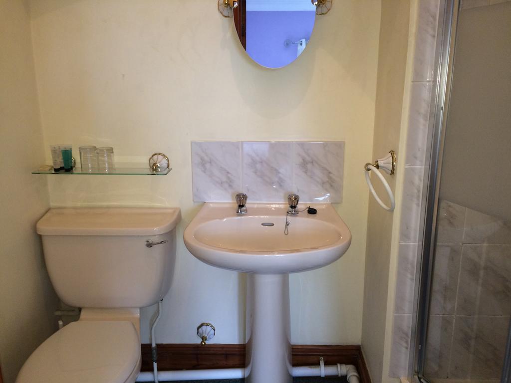 Charlotte House Hotel Питерборо Екстериор снимка